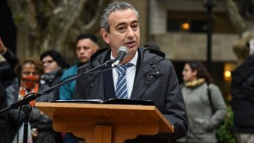 Javkin encabezó el acto por el 25 de Mayo en la plaza homónima del centro rosarino.