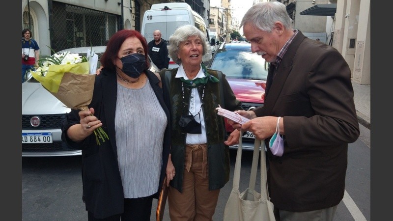 Amanda con Chiqui González frente a la Facultad de Humanidades.