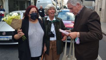 Amanda con Chiqui González frente a la Facultad de Humanidades.