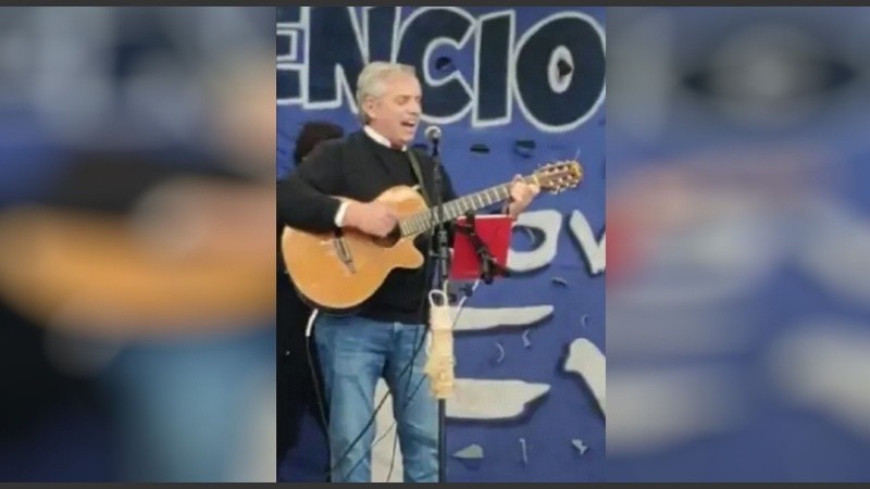 El presidente Alberto Fernández acompañó a uno de los fundadores más destacados del rock nacional en su presentación frente a cientos de militantes.