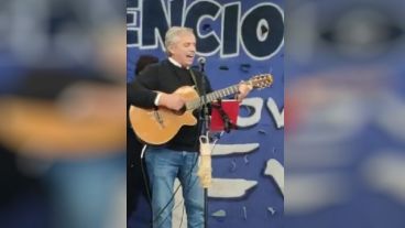 El presidente Alberto Fernández acompañó a uno de los fundadores más destacados del rock nacional en su presentación frente a cientos de militantes.