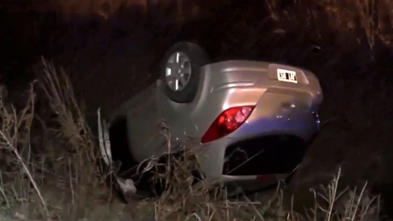 El Nissan Tiida quedó con las ruedas para arriba pero sin consecuencias mayores.