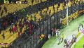 Videos: así fueron los graves incidentes entre las hinchadas de Colón y Peñarol en pleno partido de Libertadores