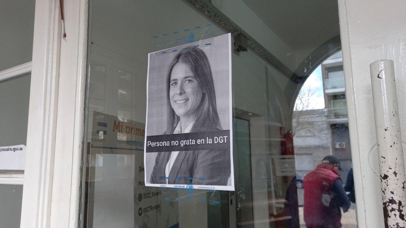 Los carteles que aparecieron este jueves en la Dirección General de Tránsito de Rosario