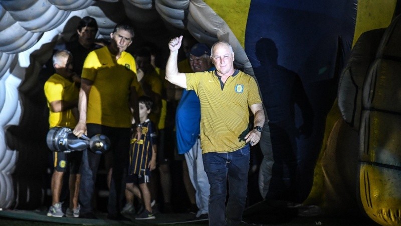 Di Leo en la fiesta de Central campeón; cerca de él, como siempre, el Patón