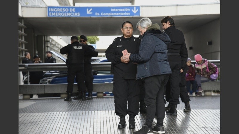 Emilce Chimenti junto a Margarita Romero, jefa de la UR II, en la puerta del Heca.