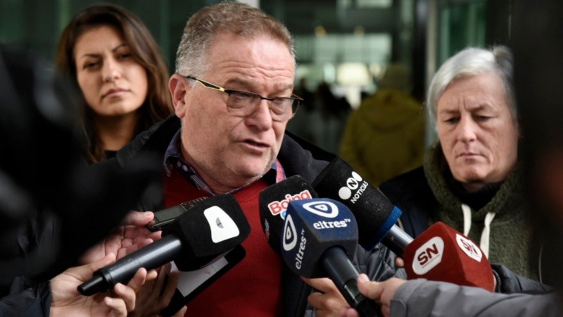 El ministro se acercó al Heca para conocer el estado de salud del joven policía.