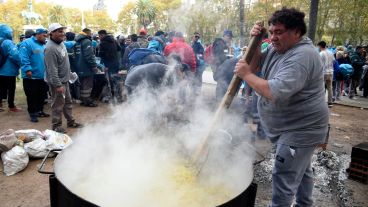 La olla popular que organizaron los trabajadores en la plaza, mientras se anunciaba el levantamiento del paro