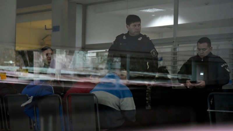 Familiares y compañeros de trabajo aguardan novedades en el Heca.