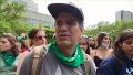 Con pañuelo verde, Mark Ruffalo se sumó a una marcha a favor del aborto legal en Nueva York