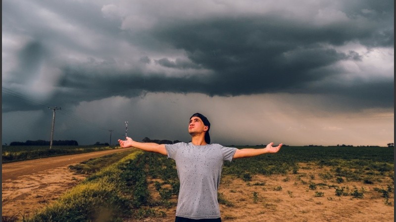 Ignacio es un apasionado de los fenómenos meteorológicos desde muy chico y en su Acebal natal se lo conoce como “el cazador de tormentas”.