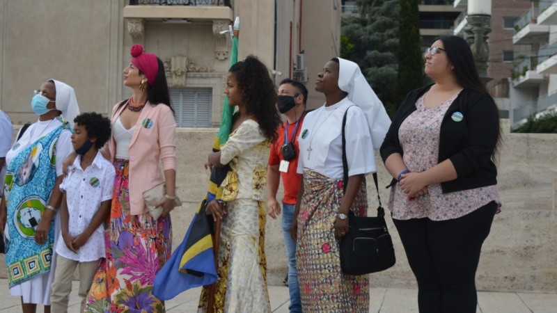 Tatiana, a la derecha, en el acto por la independencia de Tanzania en el Monumento.