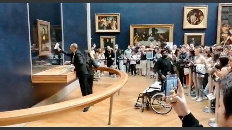 La obra de arte no fue dañada gracias al vidrio protector. 