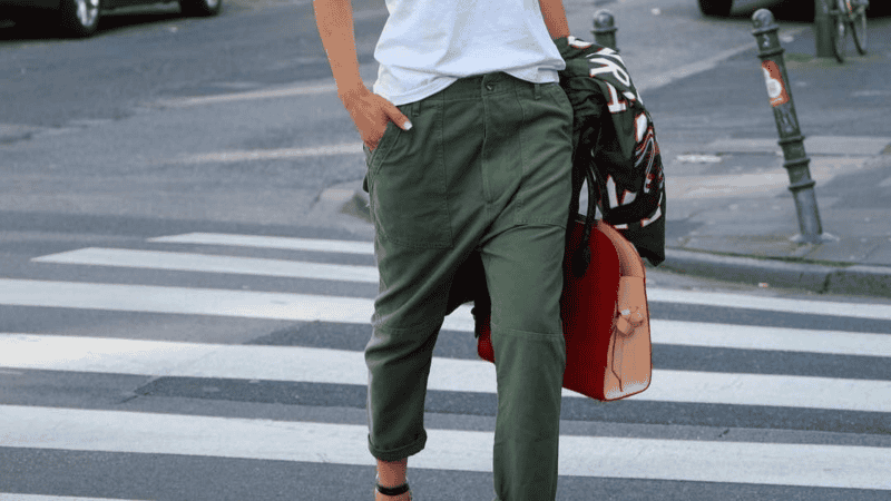 Su neutralidad permite jugar con distintas tonalidades y estampas, adaptándose a cualquier estilo