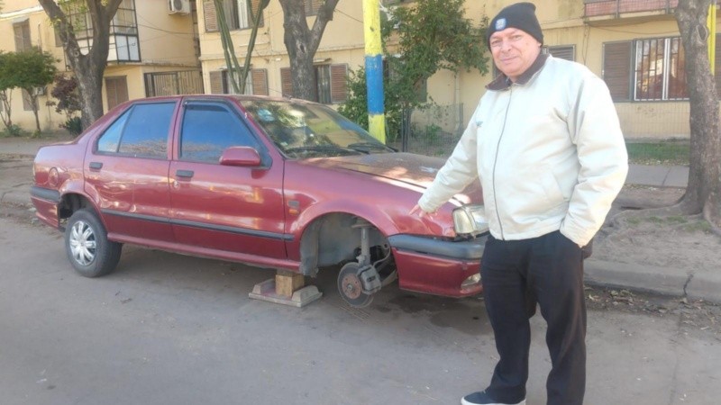 Los vecinos dejan sus propios autos sin ruedas para prevenir robos.