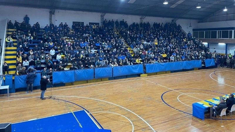 El momento en que Juan Cruz Rodríguez habló ante la asamblea de socios canallas