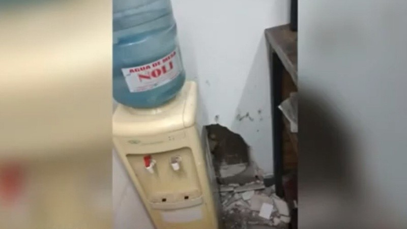 Los delincuentes hicieron un boquete muy cerca del medidor de gas.