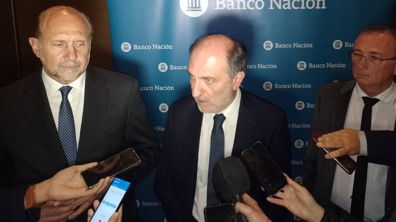 El presidente del Banco Nación, Eduardo Hecker, entre el gobernador Omar Perotti y el ministro de la Producción, Daniel Costamagna.