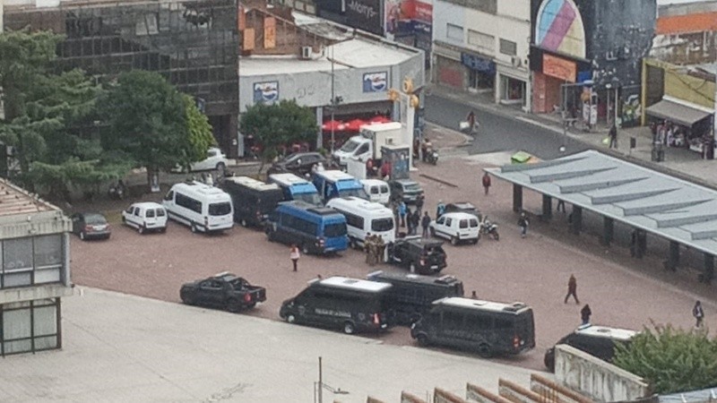 El despliegue de policías de la ciudad de Buenos Aires llamó la atención en el centro rosarino.