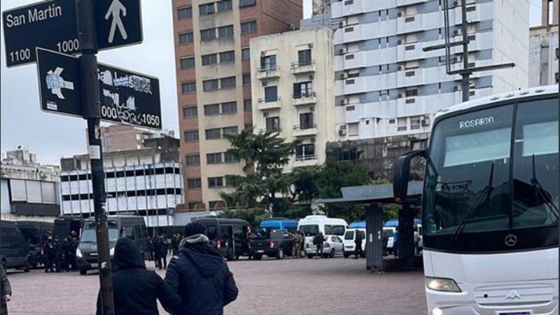 El despliegue de policías de la ciudad de Buenos Aires llamó la atención en el centro rosarino.