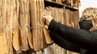 Carina es la primera mujer en trabajar en los subsuelos del archivo.