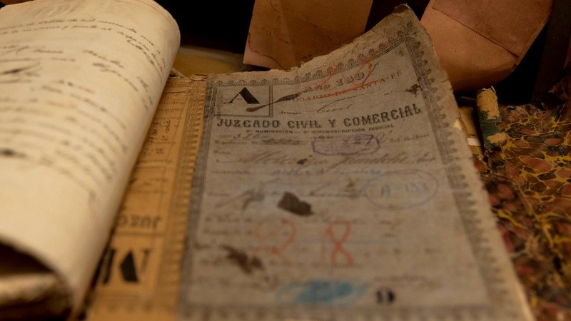 Entre los estantes, hay procesos iniciados en el siglo XIX.