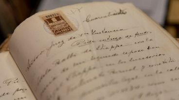 Los expedientes más antiguos están escritos a mano y con tinta china.