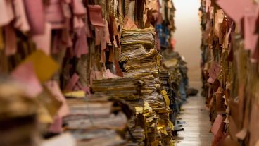 Los expedientes desbordan las góndolas y se acumulan en el piso de los pasillos.