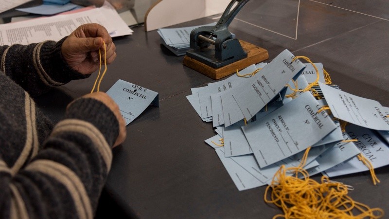 Las causas llegan de diversos juzgados, se clasifican y guardan por orden.