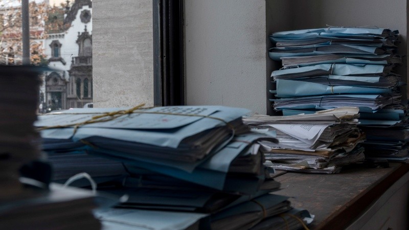 Ingresan más carpetas de las que se destruyen y se genera un cuello de botella crónico.