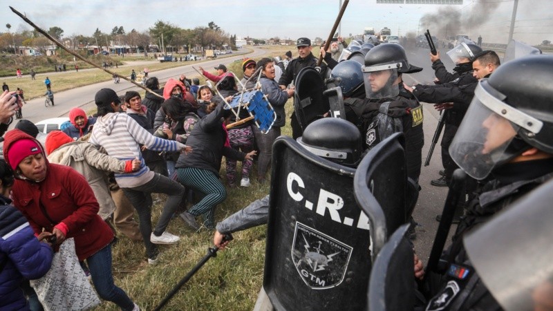 Hubo un enfrentamiento entre manifestantes y la policía. 