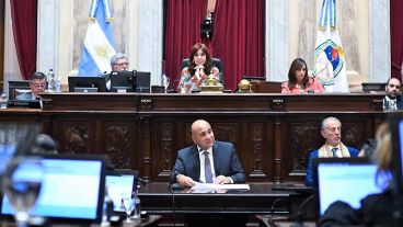 Manzur habló y luego respondió cientos de preguntas.