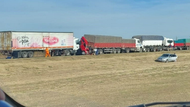 El Agile rojo quedó aplastado entre dos camiones.