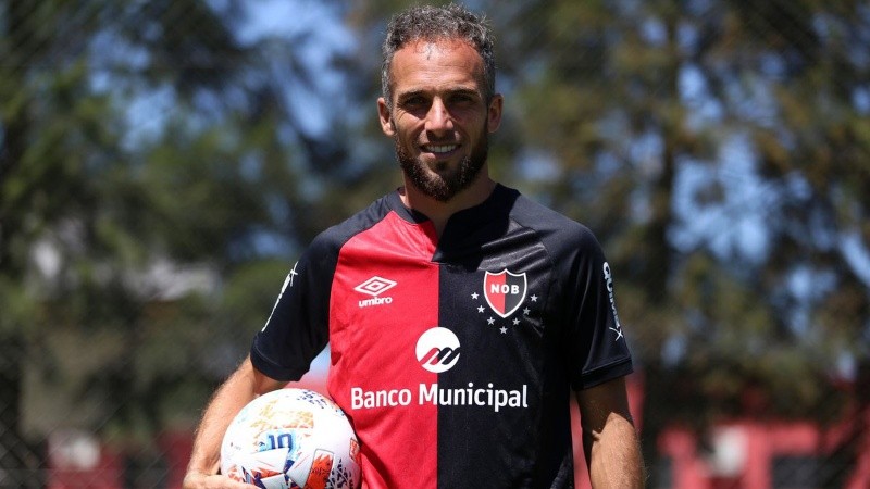 Fernando Belluschi con su camiseta, la de Newell's