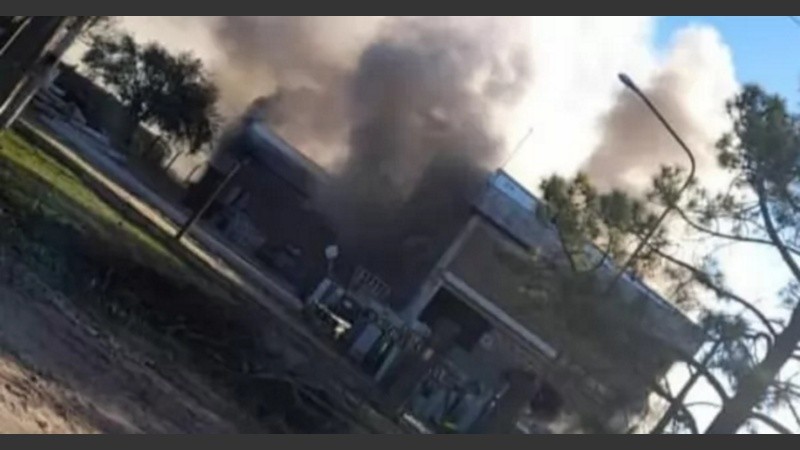 Las columnas de humo tras la explosión.