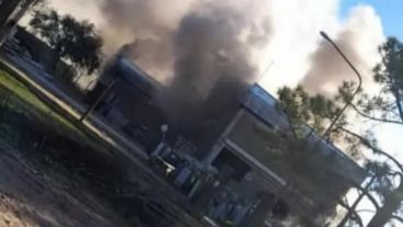 Las columnas de humo tras la explosión.