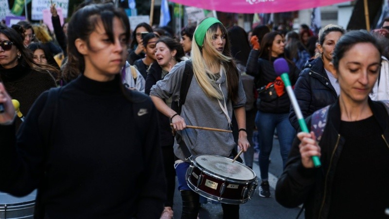 La masiva marcha de mujeres por las calles de Rosario este viernes por la tarde. 
