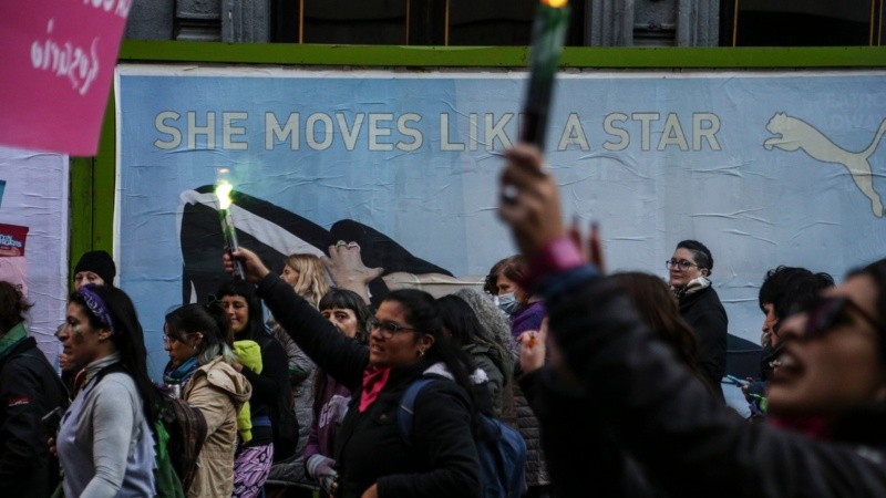 La masiva marcha de mujeres por las calles de Rosario este viernes por la tarde. 