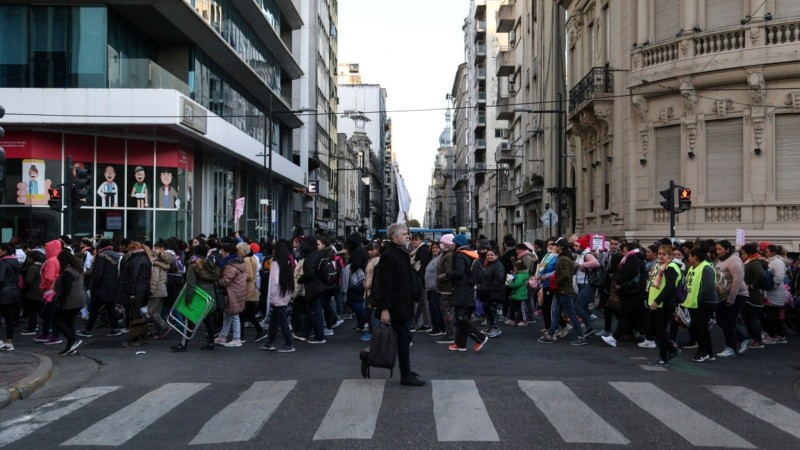 La masiva marcha de mujeres por las calles de Rosario este viernes por la tarde. 