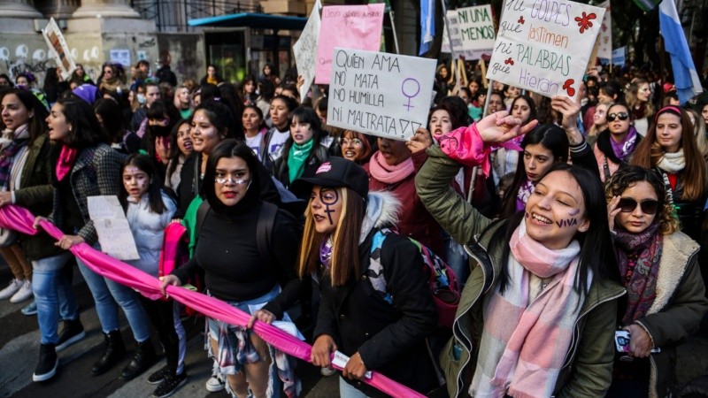 La masiva marcha de mujeres por las calles de Rosario este viernes por la tarde. 