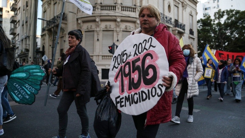 La masiva marcha de mujeres por las calles de Rosario este viernes por la tarde. 