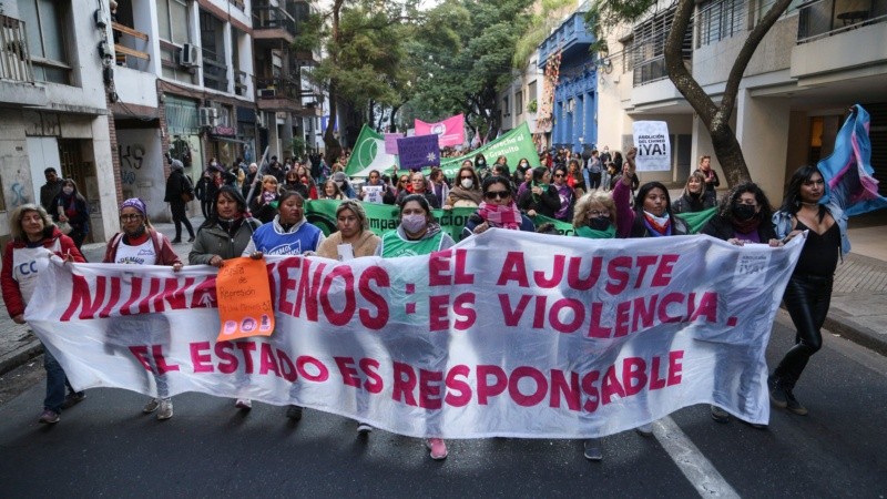 La masiva marcha de mujeres por las calles de Rosario este viernes por la tarde. 