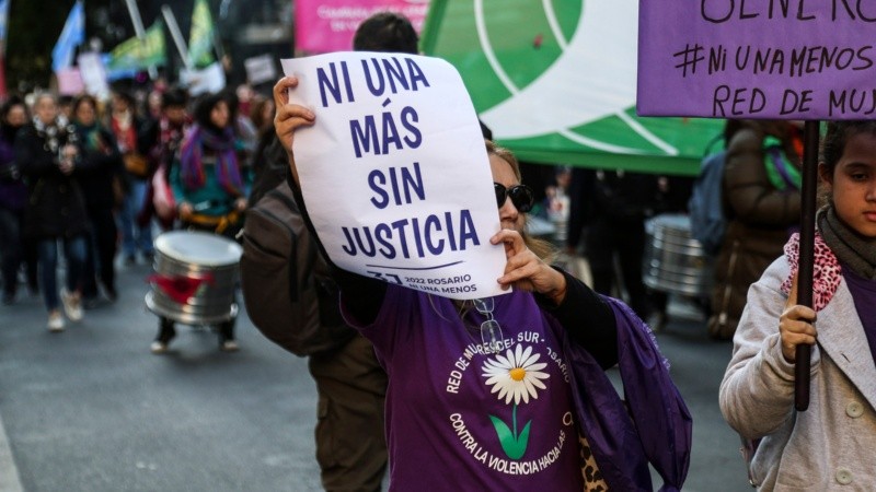 La masiva marcha de mujeres por las calles de Rosario este viernes por la tarde. 