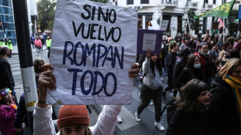 La masiva marcha de mujeres por las calles de Rosario este viernes por la tarde. 
