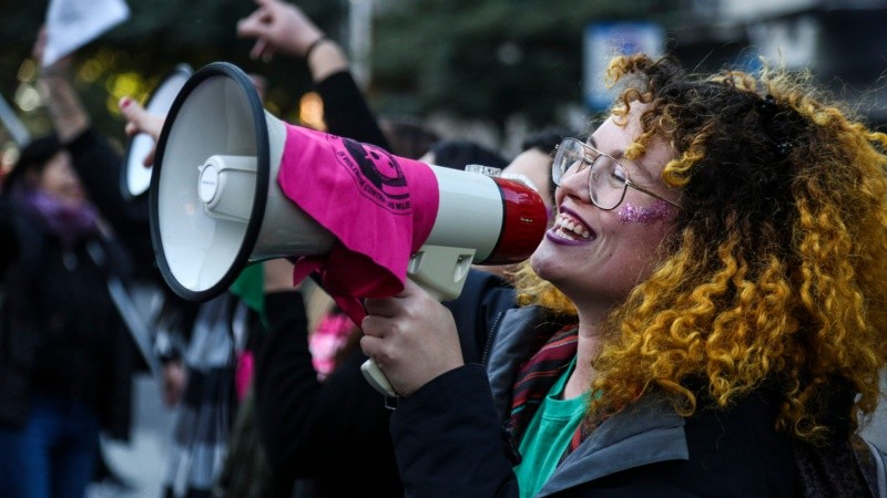 La masiva marcha de mujeres por las calles de Rosario este viernes por la tarde. 