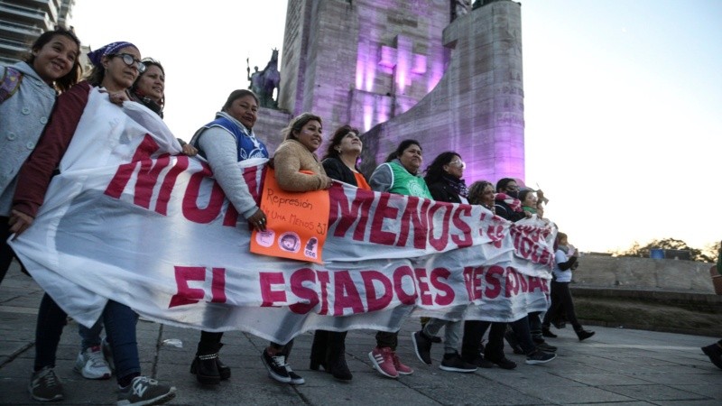 La masiva marcha de mujeres por las calles de Rosario este viernes por la tarde. 
