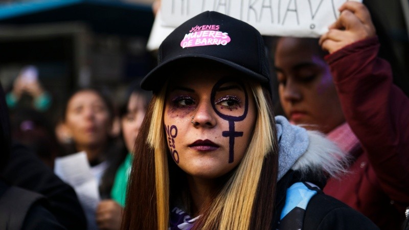 La masiva marcha de mujeres por las calles de Rosario este viernes por la tarde. 