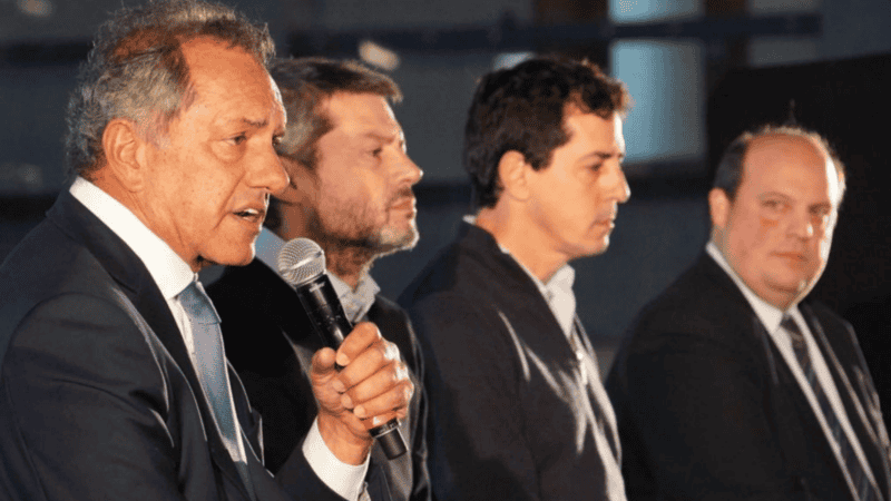 Scioli en un acto con ministros del gabinete realizado este viernes.