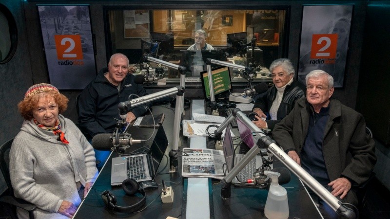 Los cuatro periodistas de la vieja guardia elegidos para la entrevista, en el estudio de Radio 2