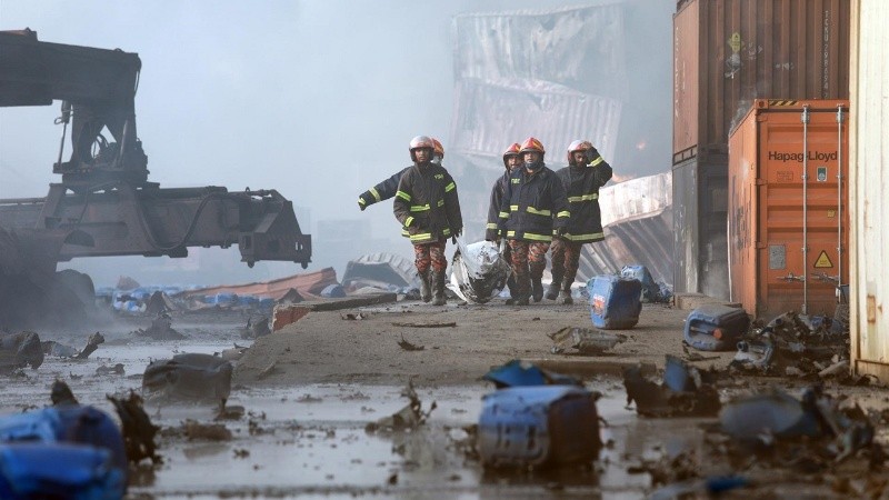 El incendio se desató el sábado a la noche en un depósito ubicado en Sitakunda.